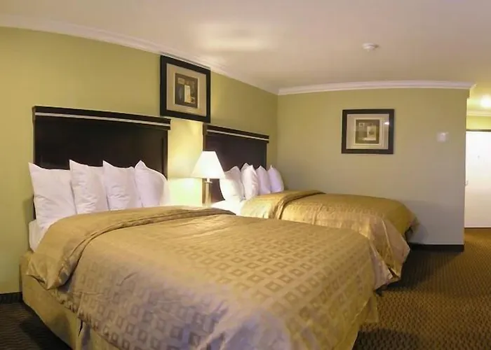 Super 8 By Wyndham Downtown Near Convention Center Hotel