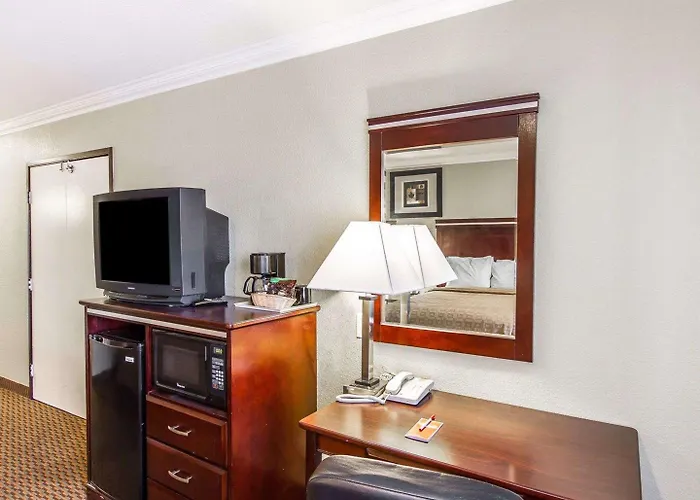 Super 8 By Wyndham Downtown Near Convention Center 4*