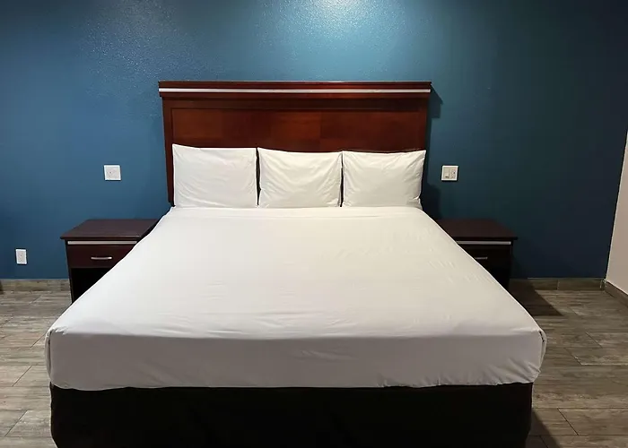 Hotel Super 8 By Wyndham Downtown Near Convention Center 4*