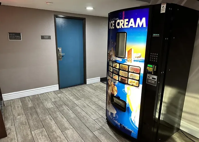 Super 8 By Wyndham Downtown Near Convention Center