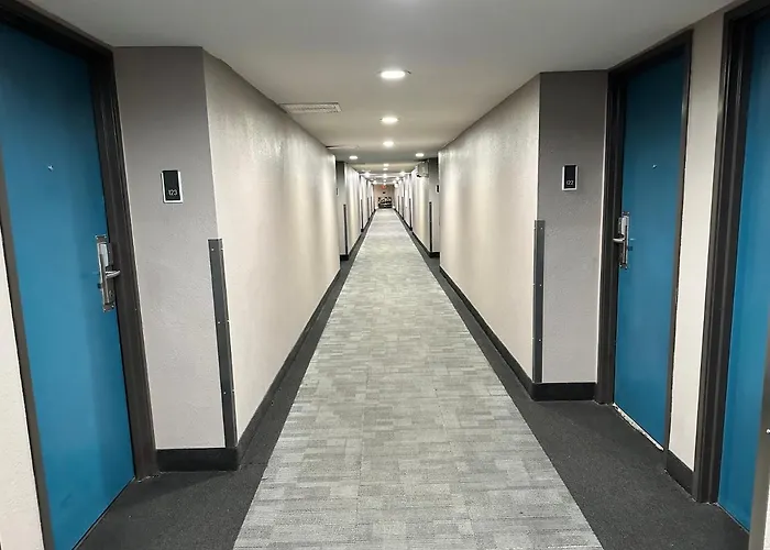 Hotel Super 8 By Wyndham Downtown Near Convention Center 4*