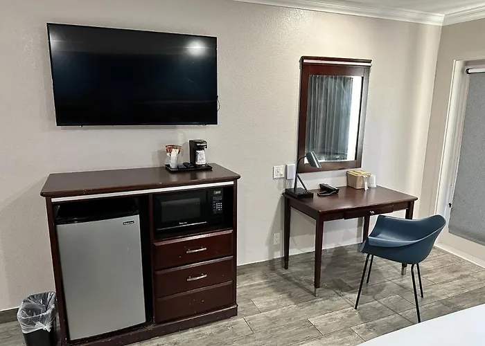 Super 8 By Wyndham Downtown Near Convention Center 4*