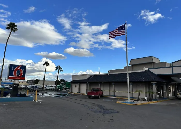 Super 8 By Wyndham Downtown Near Convention Center 4*