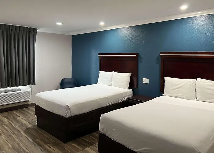 Hotel Super 8 By Wyndham Downtown Near Convention Center 4*