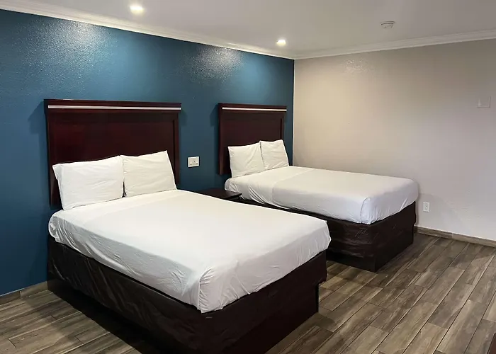 Hotel Super 8 By Wyndham Downtown Near Convention Center