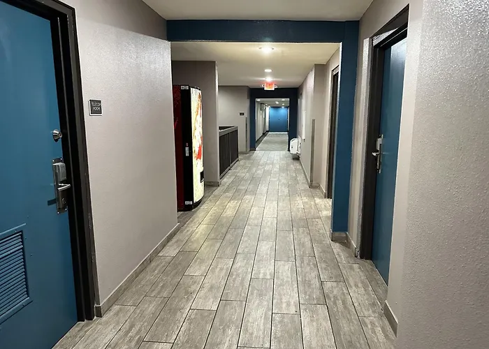 Hotel Super 8 By Wyndham Downtown Near Convention Center
