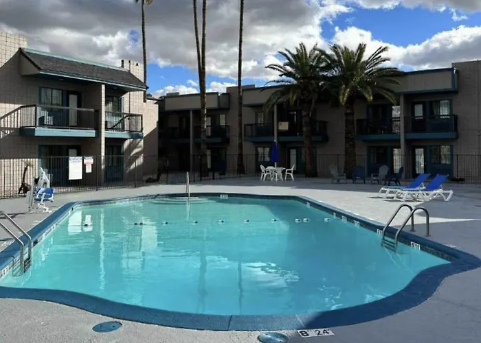 Hotel Super 8 By Wyndham Downtown Near Convention Center