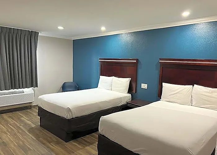Hotel Super 8 By Wyndham Downtown Near Convention Center