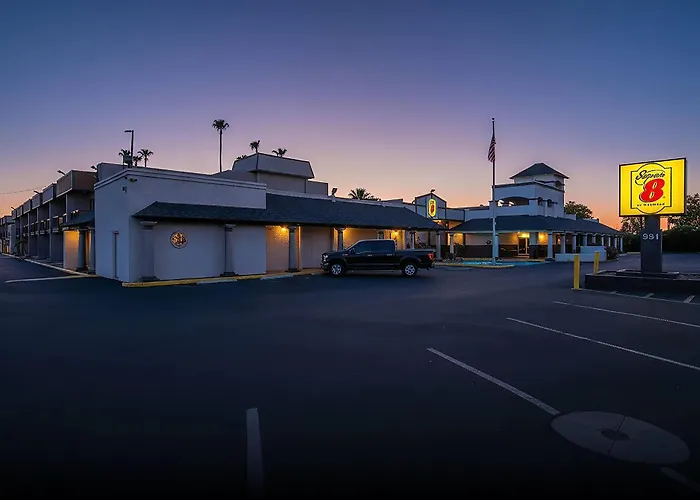 Hotel Super 8 By Wyndham Downtown Near Convention Center 4*