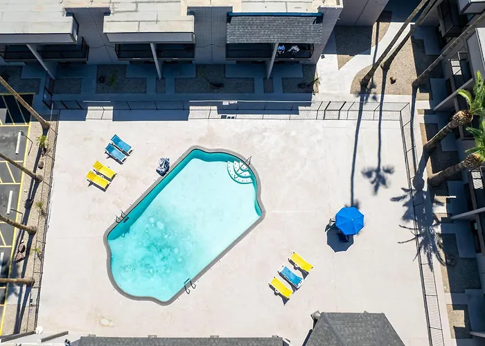 Super 8 By Wyndham Downtown Near Convention Center