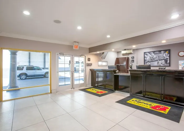 Super 8 By Wyndham Downtown Near Convention Center Hotel