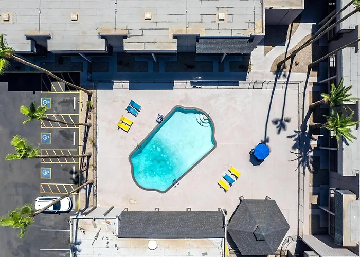 Hotel Super 8 By Wyndham Downtown Near Convention Center