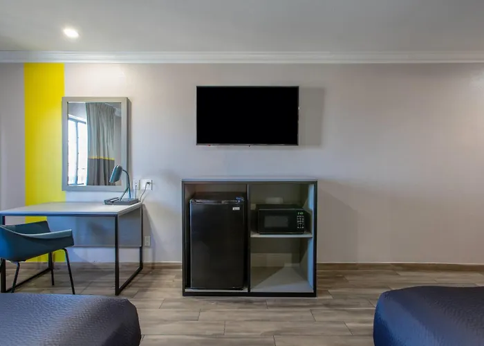 Hotel Super 8 By Wyndham Downtown Near Convention Center 4*