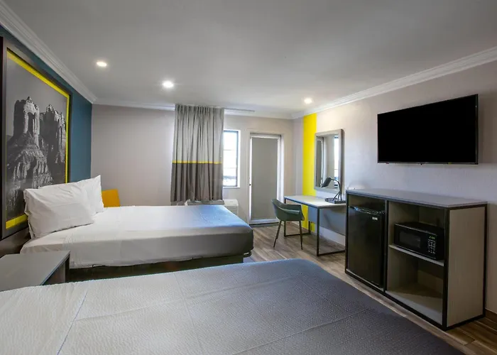 Super 8 By Wyndham Downtown Near Convention Center