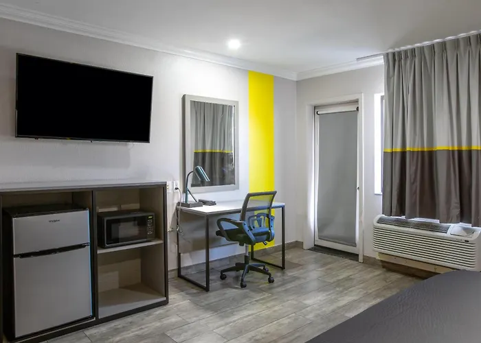 Hotel Super 8 By Wyndham Downtown Near Convention Center