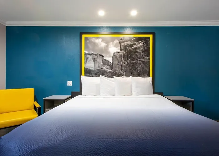 Super 8 By Wyndham Downtown Near Convention Center