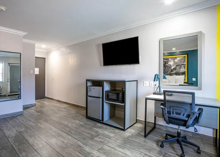 Super 8 By Wyndham Downtown Near Convention Center Hotel