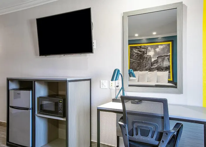 Super 8 By Wyndham Downtown Near Convention Center Hotel 4*