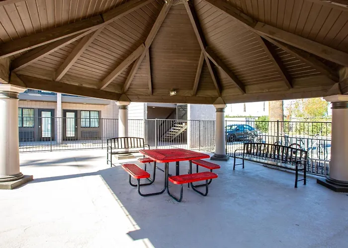 Super 8 By Wyndham Downtown Near Convention Center Hotel