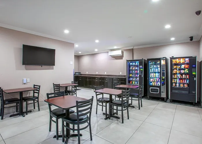 Super 8 By Wyndham Downtown Near Convention Center Hotel 4*
