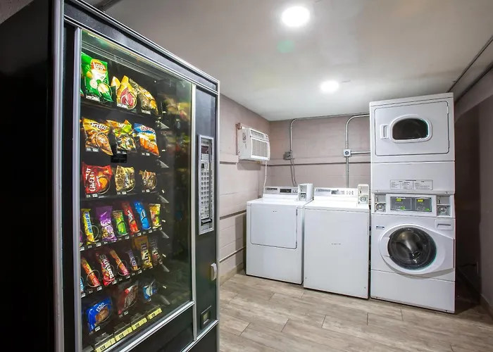 Super 8 By Wyndham Downtown Near Convention Center 4*